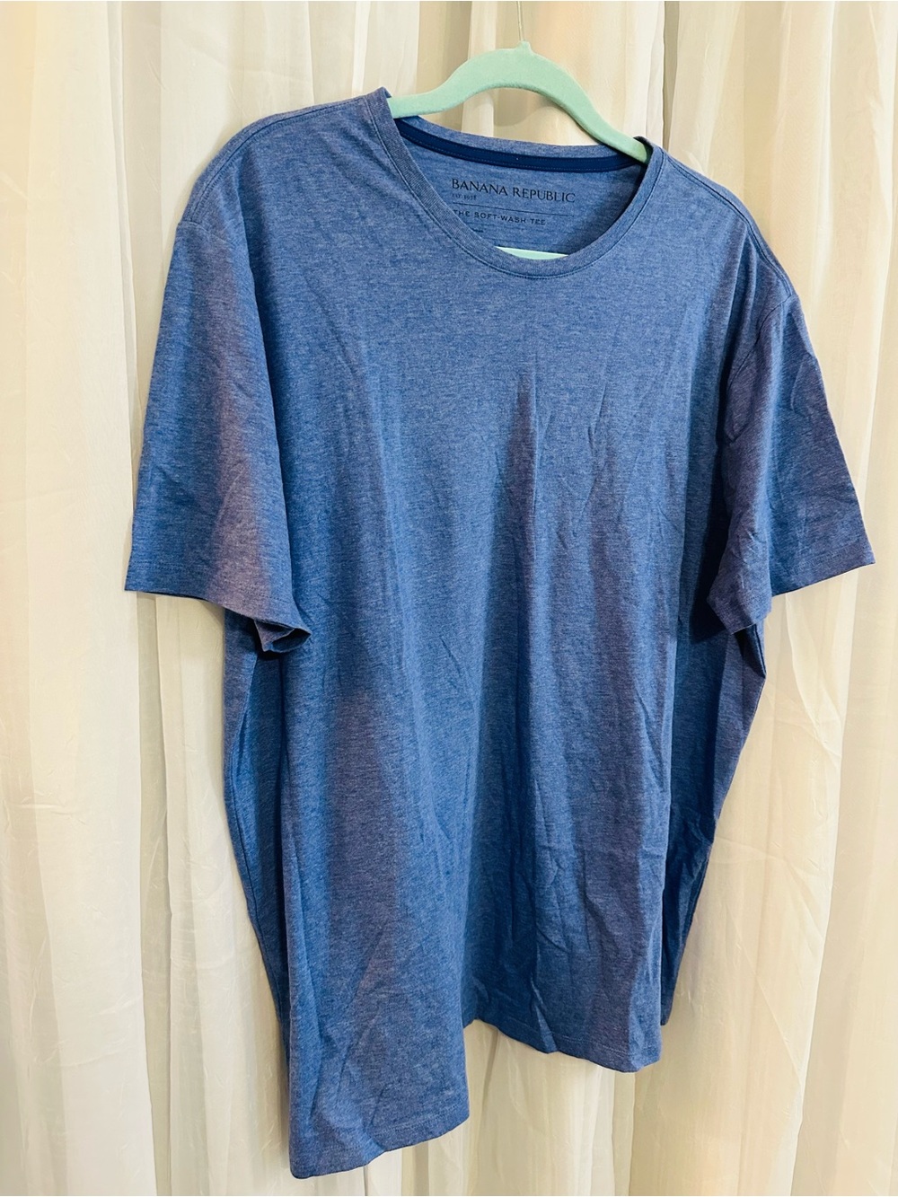 Banana Republic Men’s Blue Crewneck T-Shirt soft wash.